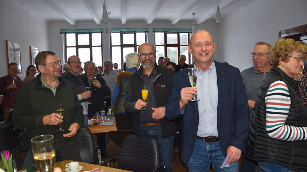 Klaus-Ulrich Dressel, Vorsitzender des gastgebenden Gemeindekirchenverbandes Kalbe (vorn rechts), erhob mit allen Anwesenden das Glas auf ein gutes Jahr 2026.