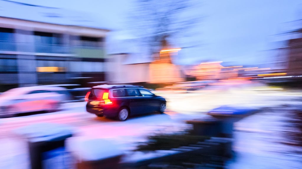 Auf vielen Straßen in Niedersachsen ist wegen Glätte Vorsicht geboten.