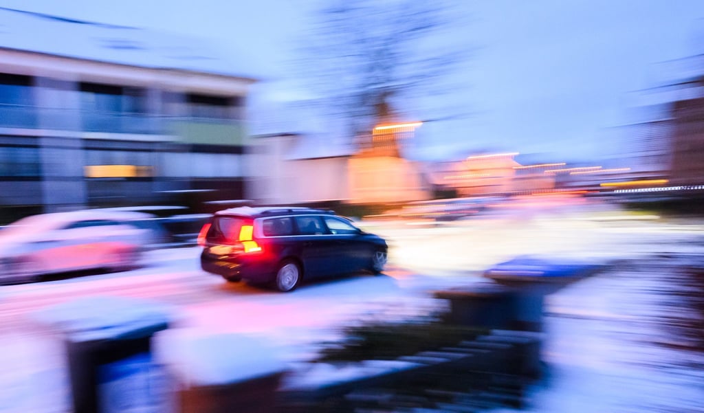 Auf vielen Straßen in Niedersachsen ist wegen Glätte Vorsicht geboten.