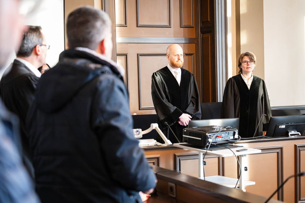 Der Angeklagte schweigt zu Prozessbeginn zu den Vorwürfen.