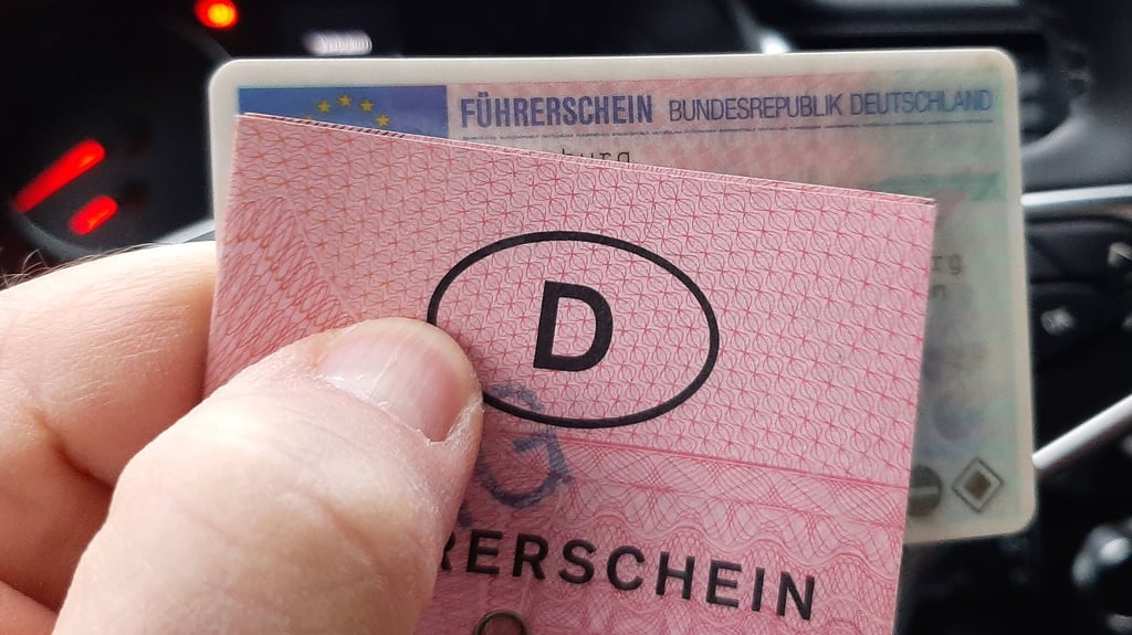 Große Umtauschaktion – auch bei Ihnen? Millionen von Führerscheindokumenten sind von einem Zwangsaustausch betroffen, der schon angelaufen ist und in verschiedenen Zeitabschnitten erfolgt. Welche Fristen eingehalten werden sollten.