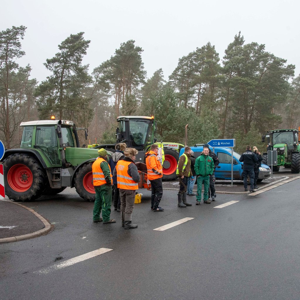 Protest an der A9 an der Auffahrt Dessau Süd in Richtung München
