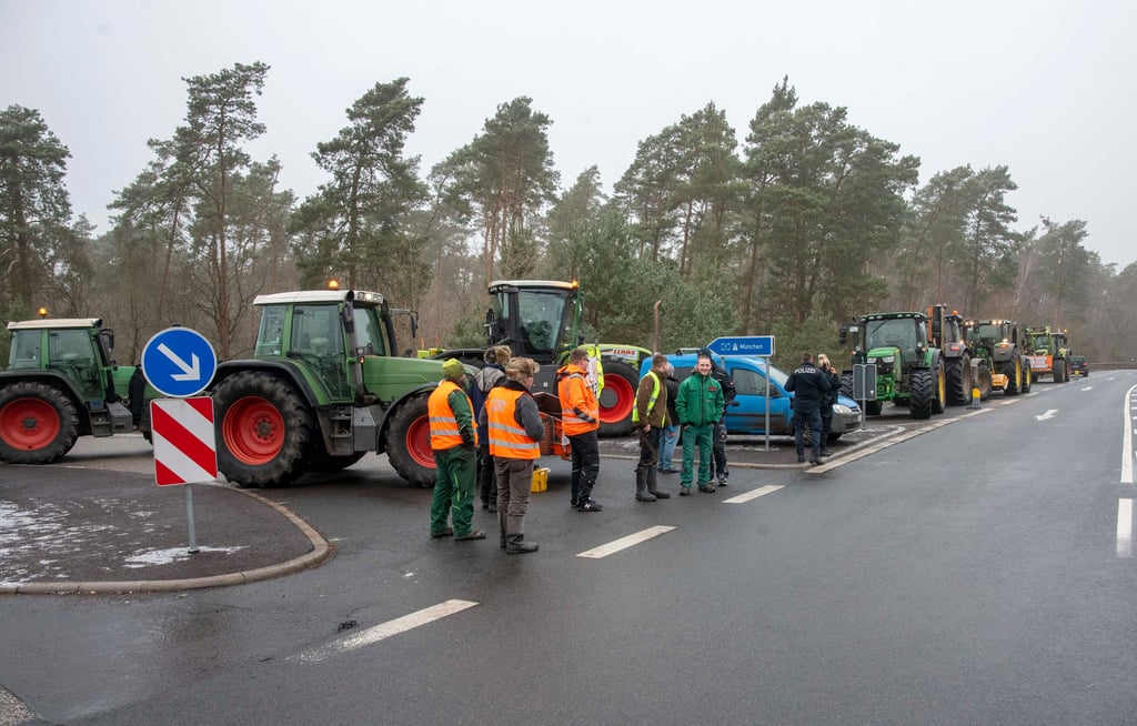 Protest an der A9 an der Auffahrt Dessau Süd in Richtung München