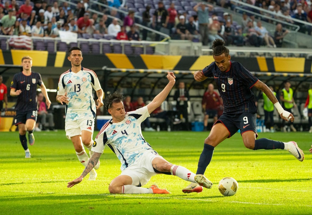 Vor Wechsel zum Hamburger SV: US-Stürmer Damion Downs (r). (Archivbild)