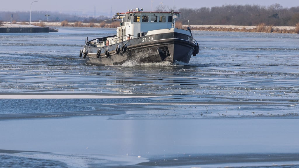 Zwei Eisbrecher sind auf dem Mittellandkanal und dem Elbe-Havel Kanal im Einsatz.