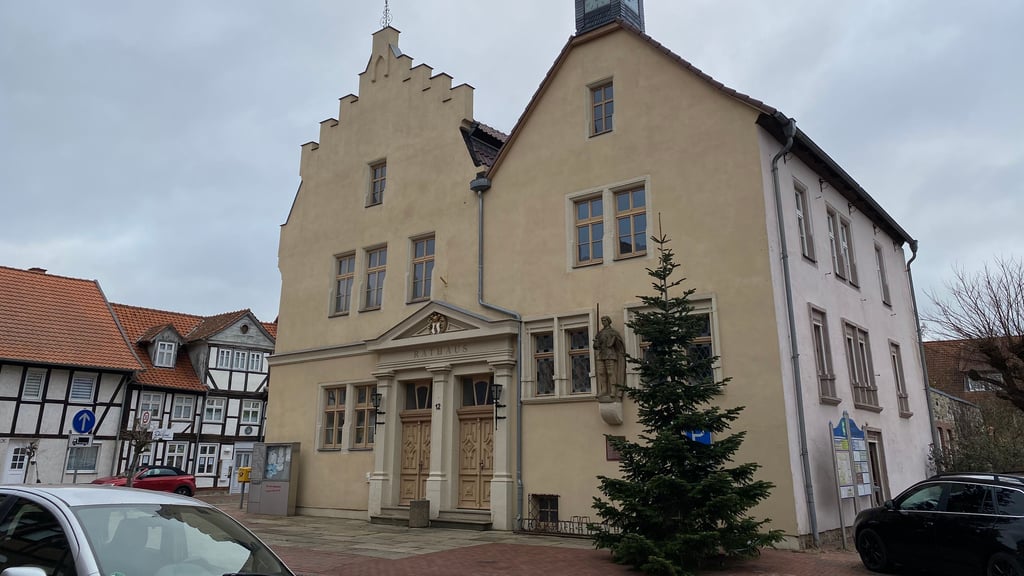 Noch steht es leer, doch die Stadt hofft, Ende 2028 doch wieder in das historische Rathaus ziehen zu können.