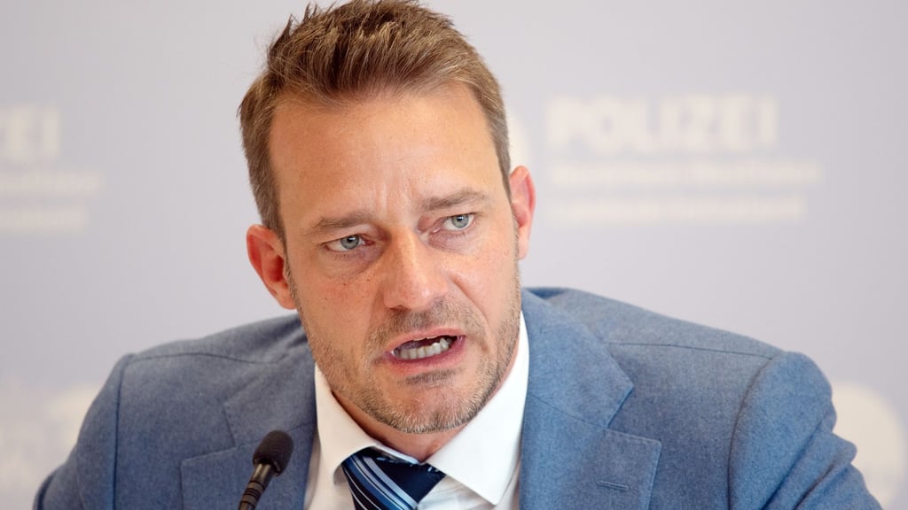 Oliver Huth, Landesvorsitzender des Bundes Deutscher Kriminalbeamter (BDK) in Nordrhein-Westfalen, fordert eine Debatte über den Sonderstatus von Schließfächern. (Archivbild)