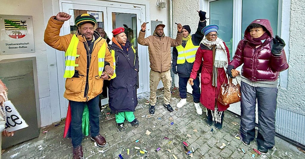 Vor der Staatsanwaltschaft wurden Feuerzeuge abgelegt.