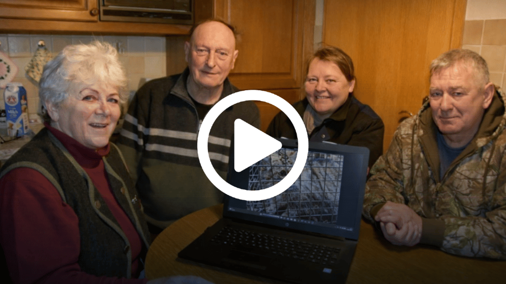 Angela Kummert (v. l.), Hans-Joachim Schöpke, Antje Weber und Joachim Weber sitzen in der Küche der Familie Kummert und betrachten gemeinsam die Videoaufnahmen der gefangenen Wildkatze – ein besonderer Moment für alle Beteiligten des Naturschutzes.