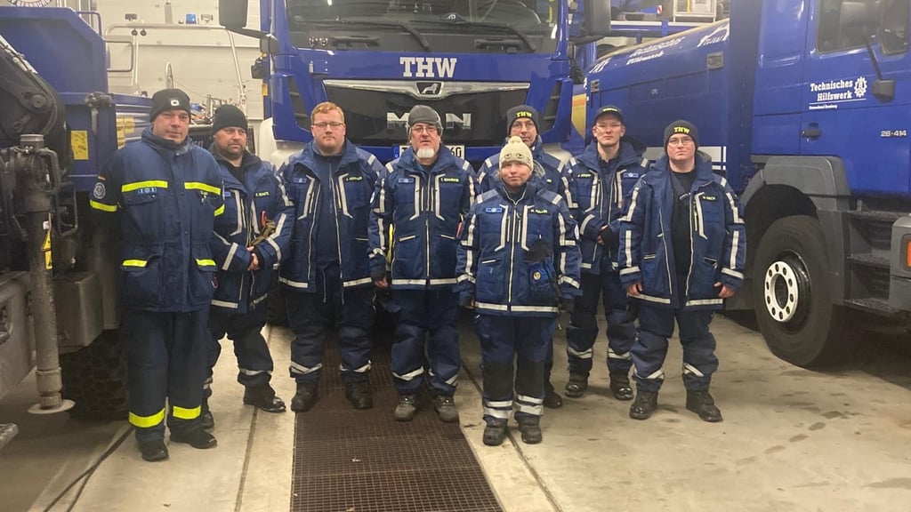 Diese acht Mitglieder des Bernburger Ortsverbandes des THW helfen nun in Berlin aus. 