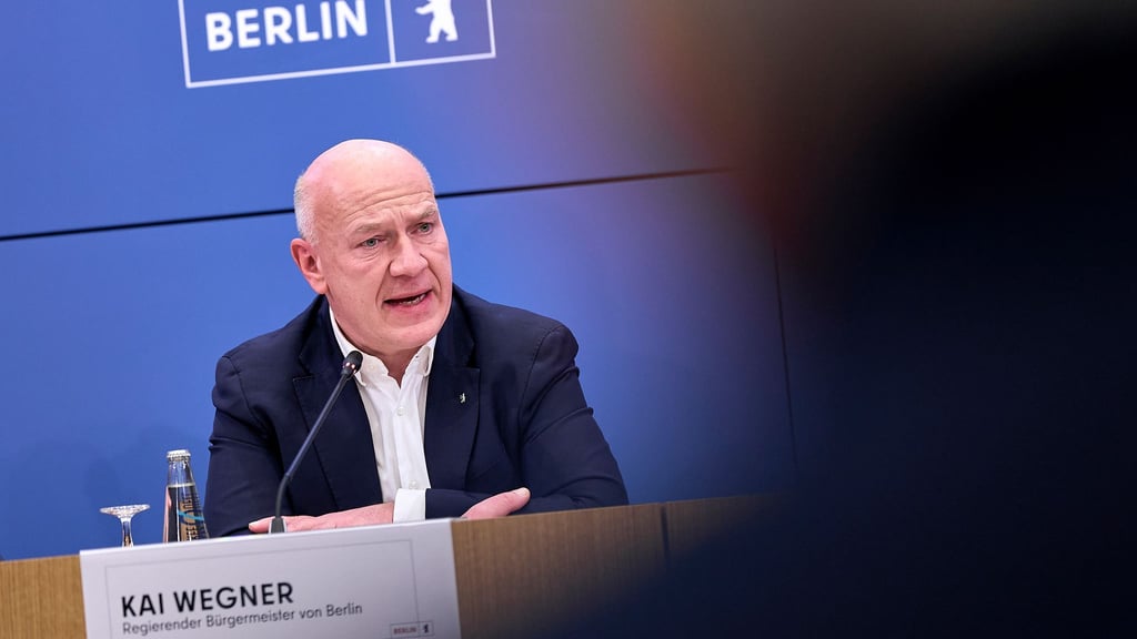 Berlins Regierender Bürgermeister Kai Wegner (CDU) atmet nach dem tagelangen Stromausfall auf. (Archivbild)
