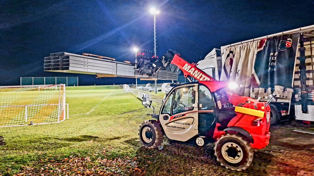 Mit drei Sattelzügen sind in der Nacht vor Heiligabend die Bauteile für das Solartribünendach  für die Droyßiger SG im Stadtion eingetroffen. 