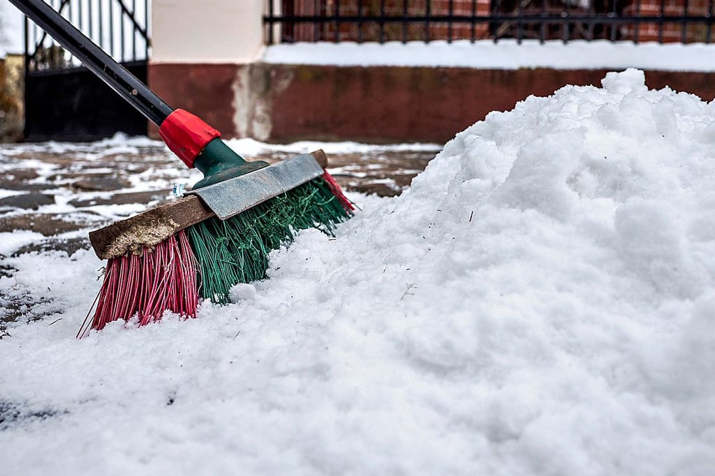 Wer wann und wie Schneefegen muss, ist in Gommern klar geregelt. Dabei gilt es einiges zu beachten.
