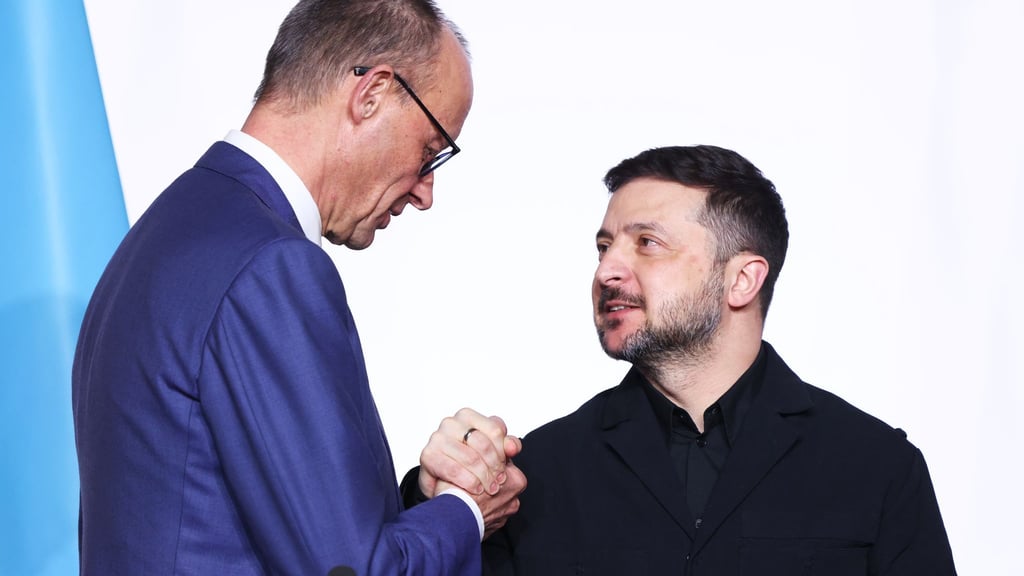 Kanzler Merz stellt dem ukrainischen Präsidenten Wolodymyr Selenskyj weitreichende deutsche Unterstützung in Aussicht.