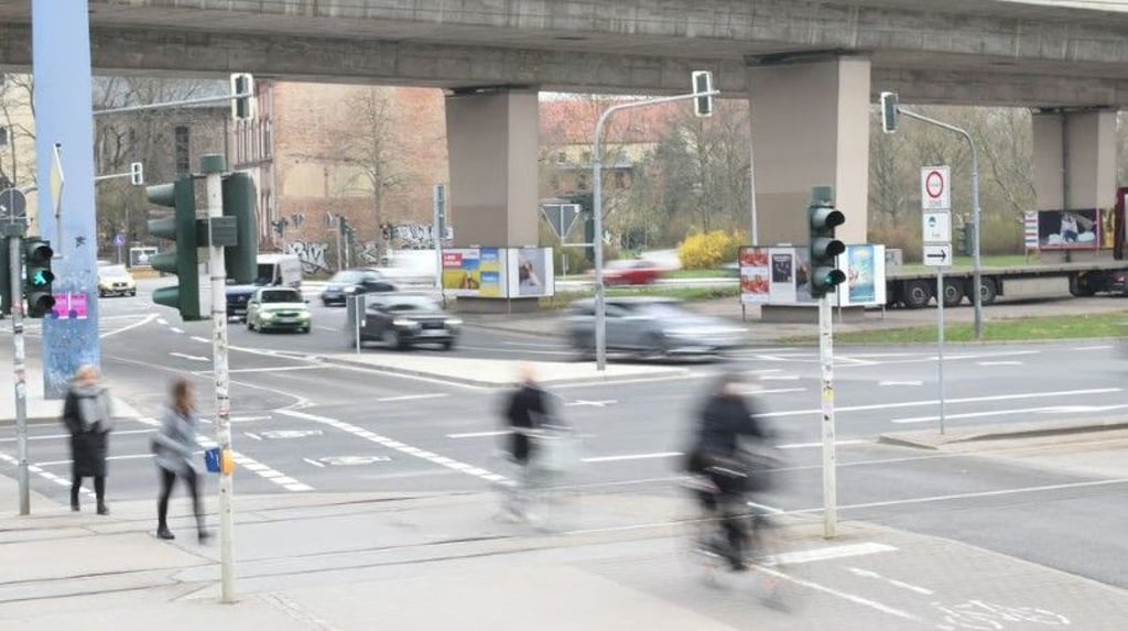 Die hallesche SPD-Fraktion möchte die Fläche zwischen den Brückenpfeilern der Hochstraße entsiegeln und begrünen.