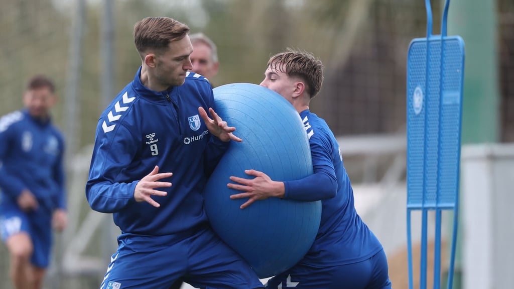 FCM-Stürmer Maximilian Breunig (links) macht sich in Side aktuell fit für ein ganz besonderes Spiel.