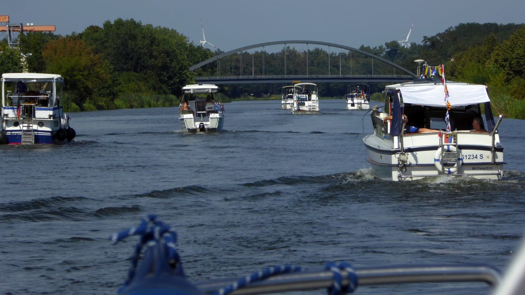 Mit geschmückten Booten ging es im Korso auf dem Elbe-Havel-Kanal auf Tour.