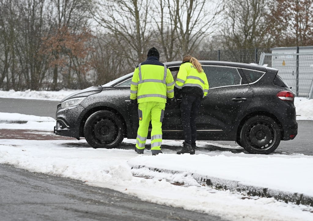 Ein Passant hat in einem Auto einem Rastplatz an der Autobahn 28 eine Leiche entdeckt.