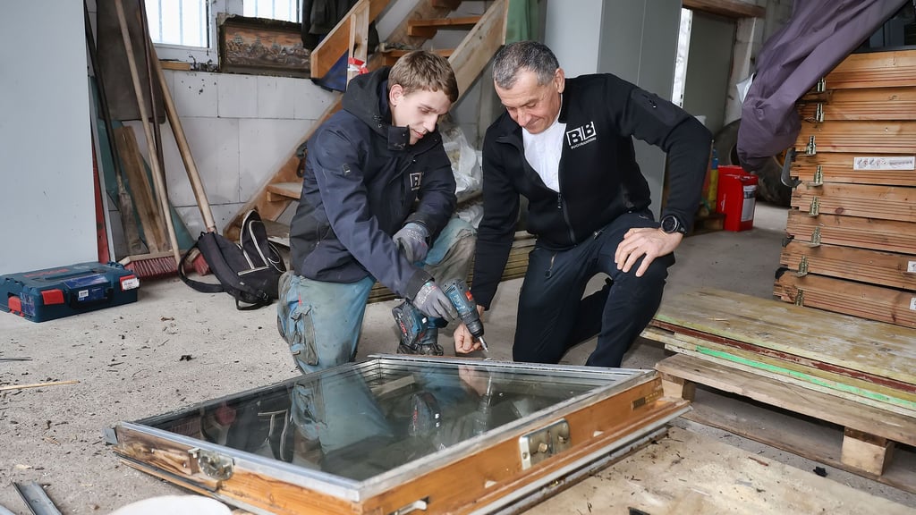 Simon Goldmann hat es von kleinauf nicht leicht gehabt. Bei Steffen Lochner, Chef von Buchmann Bau in Rottleberode, fühlt er sich richtig gut aufgenommen.