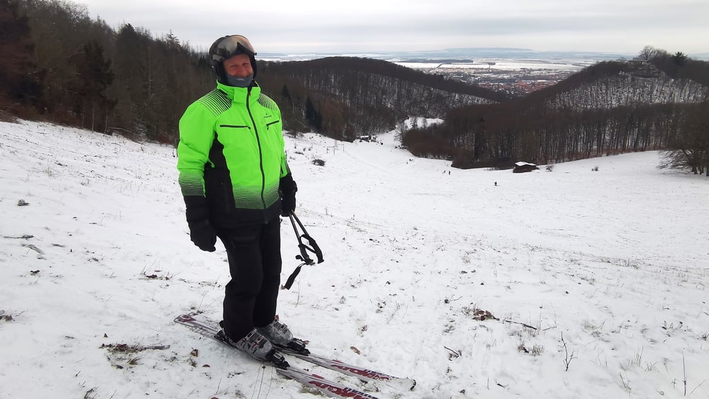 Bereits am Dienstag, 6. Januar 2026, wagten sich die ersten Skifreunde auf den Abfahrtshang im Zwölfmorgental in Wernigerode. Hinauf ging's mit dem Skilift.