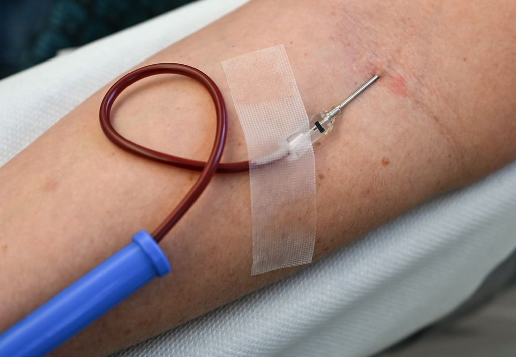 In Berlin und Brandenburg werden laut DRK jeden Werktag zwischen 600 und 800 Blutspenden benötigt. (Archivbild)