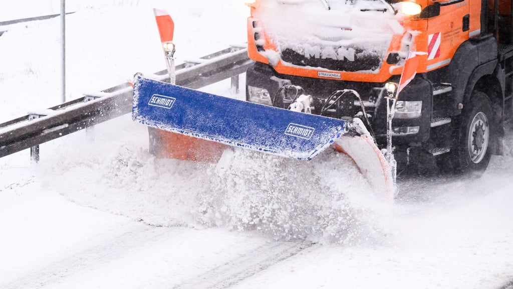 Der Busverkehr im Landkreis Wittmund wird wegen starker Schneefälle am Nachmittag eingestellt. (Symbolbild)