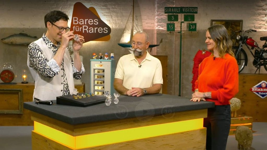 Cosima Viola (rechts) wollte Parfüm-Flakons in der ZDF-Sendung "Bares für Rares" verkaufen.