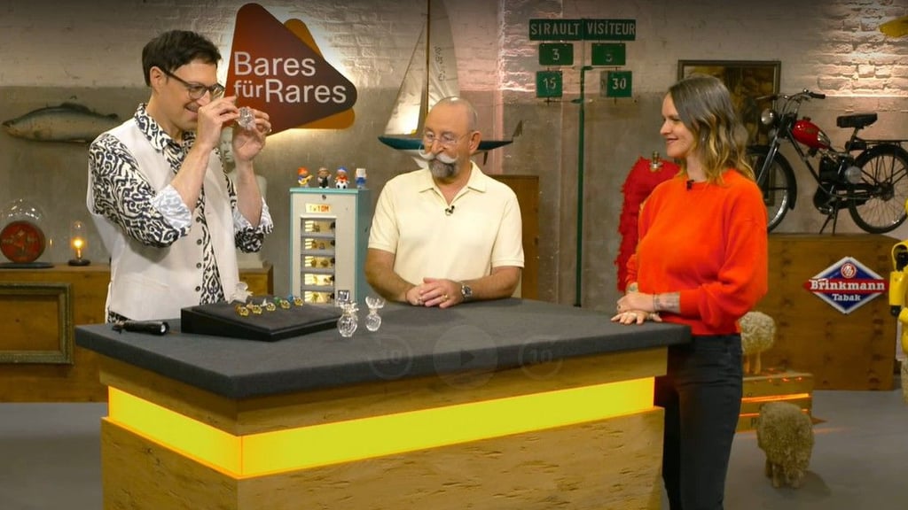 Cosima Viola (rechts) wollte Parfüm-Flakons in der ZDF-Sendung "Bares für Rares" verkaufen.