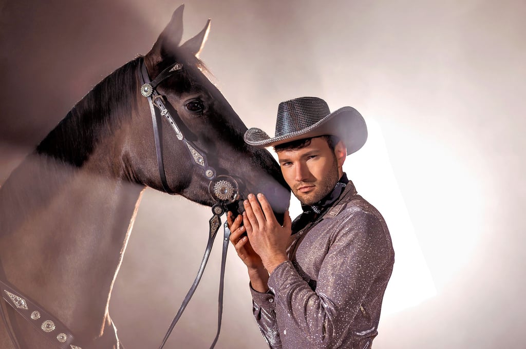 Patrick Thomalla ist deutscher Musiker, Influencer und Pferdezüchter, der seine beiden Leidenschaften die Showbühne und die Pferde miteinader verbindet. Im Foto ist  er mit  seinem Pferd „Moni“ zu sehen.  