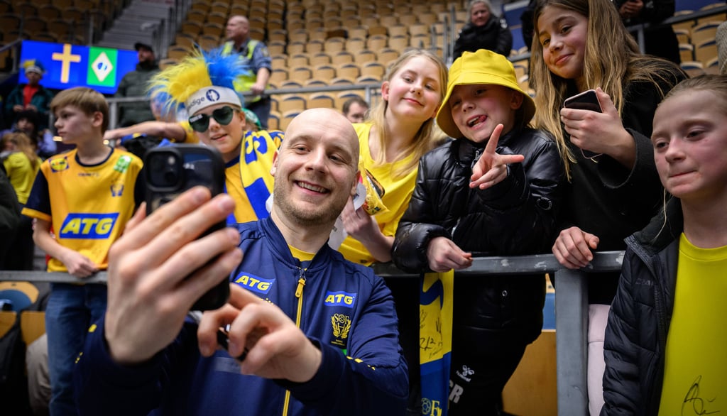 Daniel Pettersson erfüllt den schwedischen Kids am Rande des Testspiels gegen Brasilien einen Selfie-Wunsch. 
