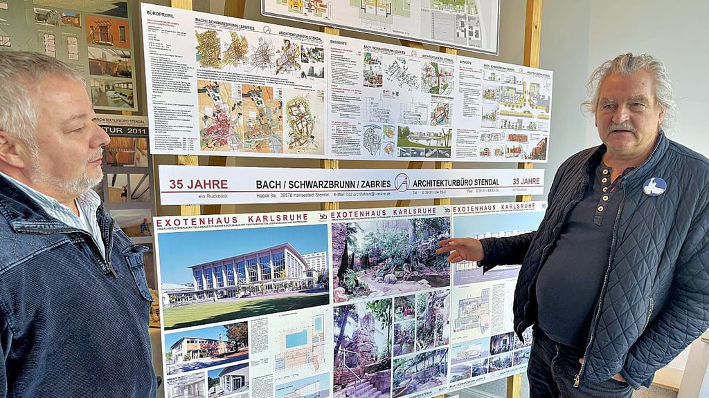 Die Architekten Clemens Bach (links) und Lutz Schwarzbrunn ließen Besucher in Stendal mit einer Schaufenstergalerie zur Weihnachtszeit an ihrem Berufsleben teilhaben.