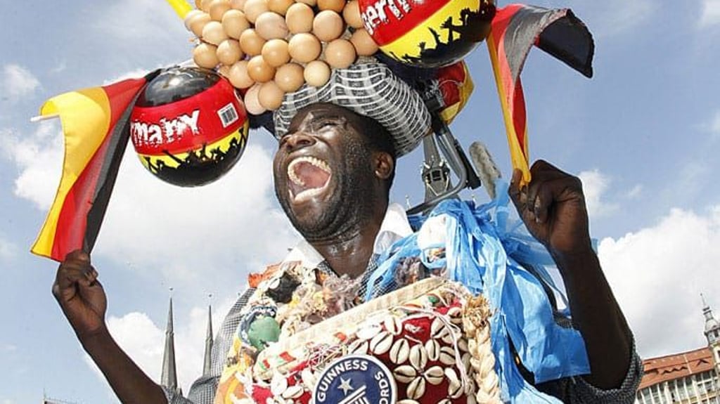 Ein Bild aus glücklicheren Tagen: Der weltberühmte Eiermann ist in Aktion mit Guiness-Weltrekord-Medaille um den Hals.