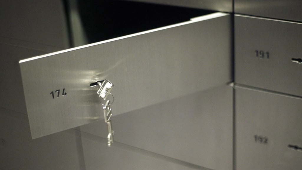 Die Versicherungssumme für Schließfachinhalte ist oft begrenzt: Ein Blick in die Vertragsunterlagen schafft Klarheit über den Schutzumfang.