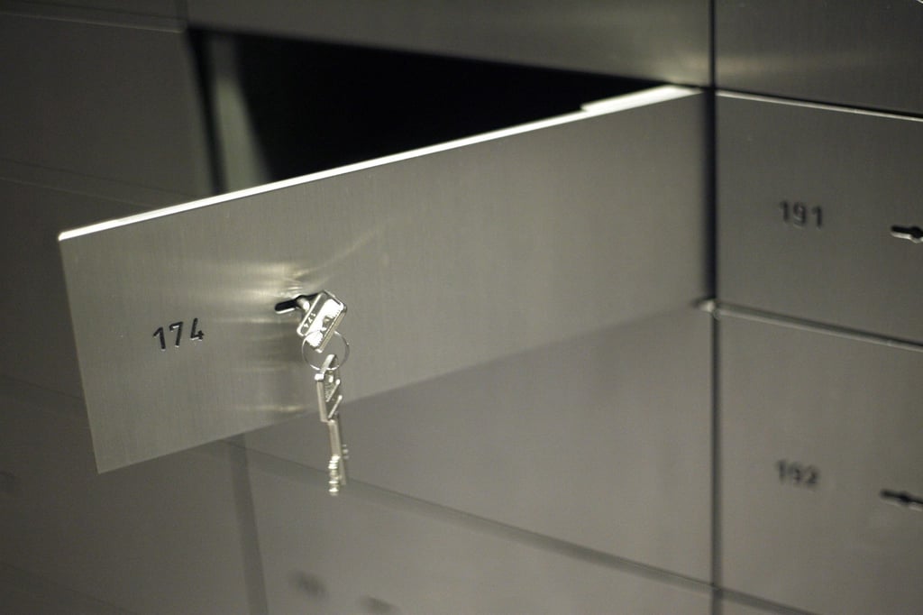 Die Versicherungssumme für Schließfachinhalte ist oft begrenzt: Ein Blick in die Vertragsunterlagen schafft Klarheit über den Schutzumfang.