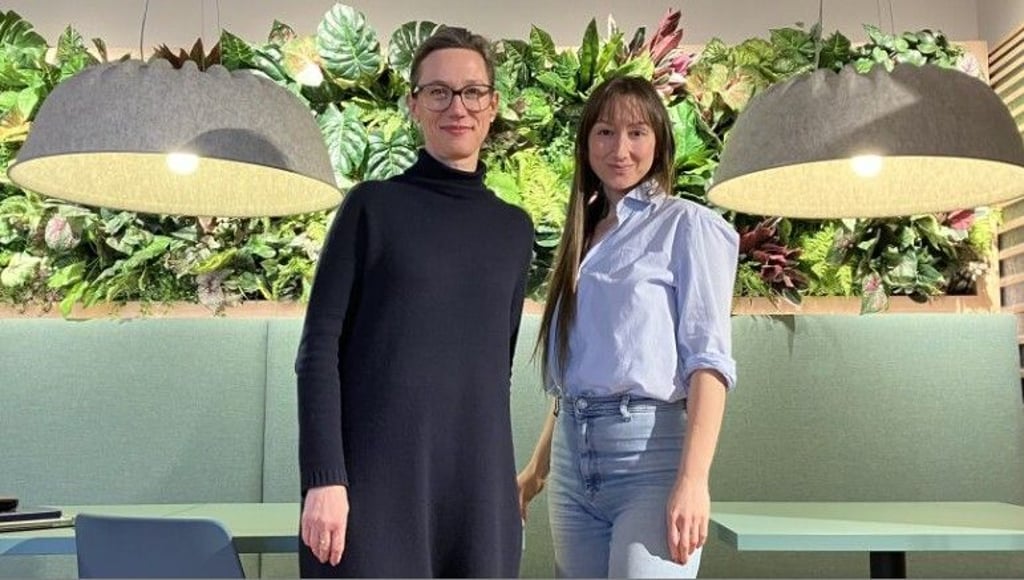 Jeannine Kallert (links) und Katharina Lorenz arbeiten bei Gisa. Das IT-Unternehmen zählt laut einer Umfrage zu den besten Arbeitsplätzen in der Branche für Frauen in Deutschland.