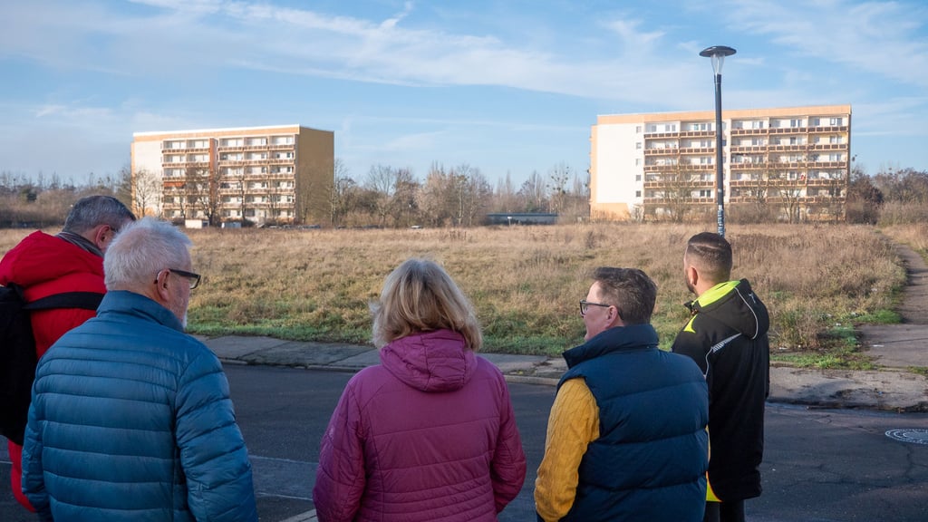 Noch tut sich nichts auf der Freifläche gegenüber der Grundschule Burg Süd. Die Fläche gehört Nokera - sollen hier noch Holzhäuser kommen?