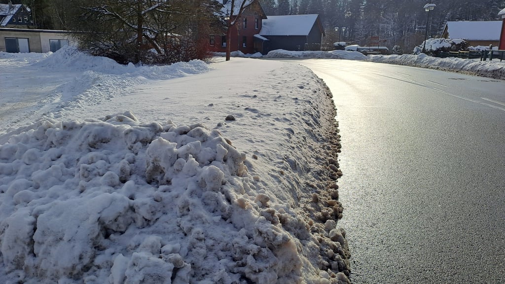 Unter Schneemassen verbirgt sich ein Gehweg. Anwohner kritisieren die kaum beräumten öffentlichen Wege in Elend.