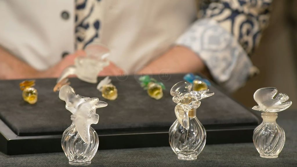 Eine Kölnerin wollte Parfüm-Flakons ihrer Großmutter bei "Bares für Rares" verkaufen.