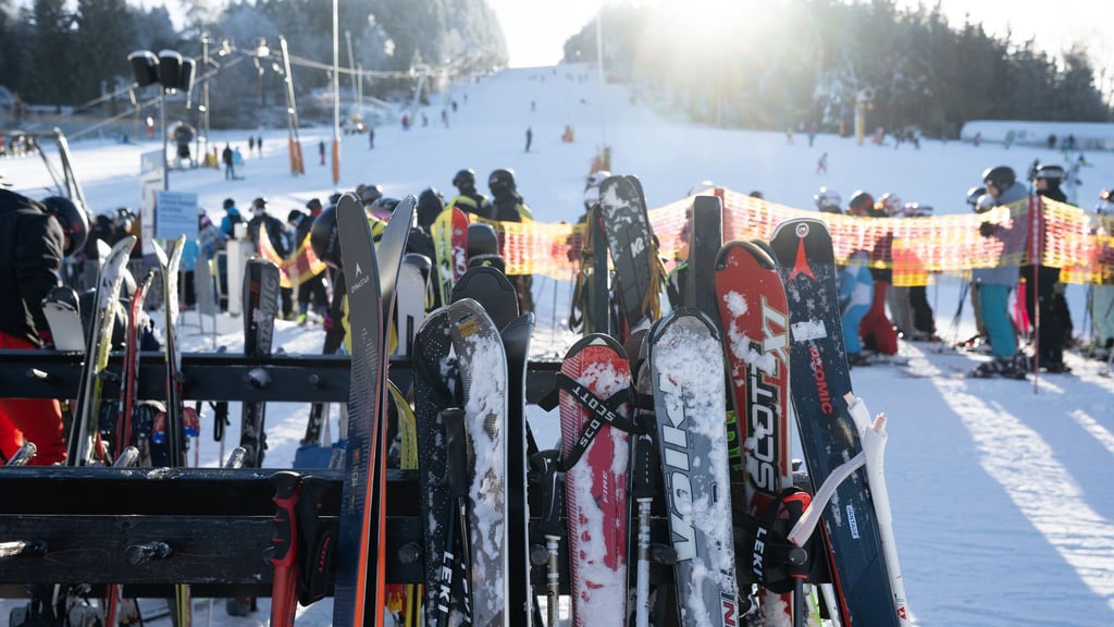 Zum Skifahren sind derzeit zahlreiche Pisten im Erzgebirge präpariert - so wie hier in Altenberg. (Archivbild)