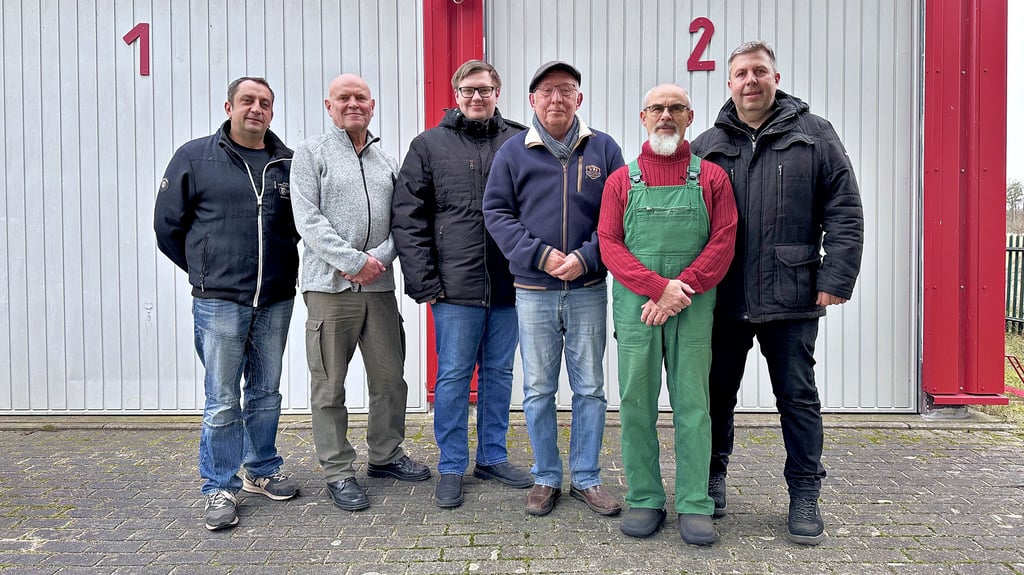 Am Tag der Übergabe der Premsendorfer Chronik (von links): Ortschaftsrat Daniel Schlunk (43 Jahre), Frank Busse (66), Martin Niendorf (24), Chronist Hilmar Pabst (71), Egon Schneider (67) und Ortsbürgermeister Kay Niendorf (51).