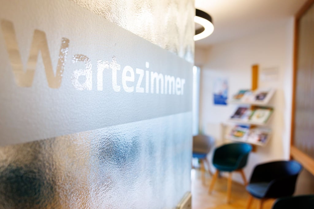 Wartezimmer werden laut Ärzteschaft immer wieder Schauplatz von Übergriffen. (Illustration)