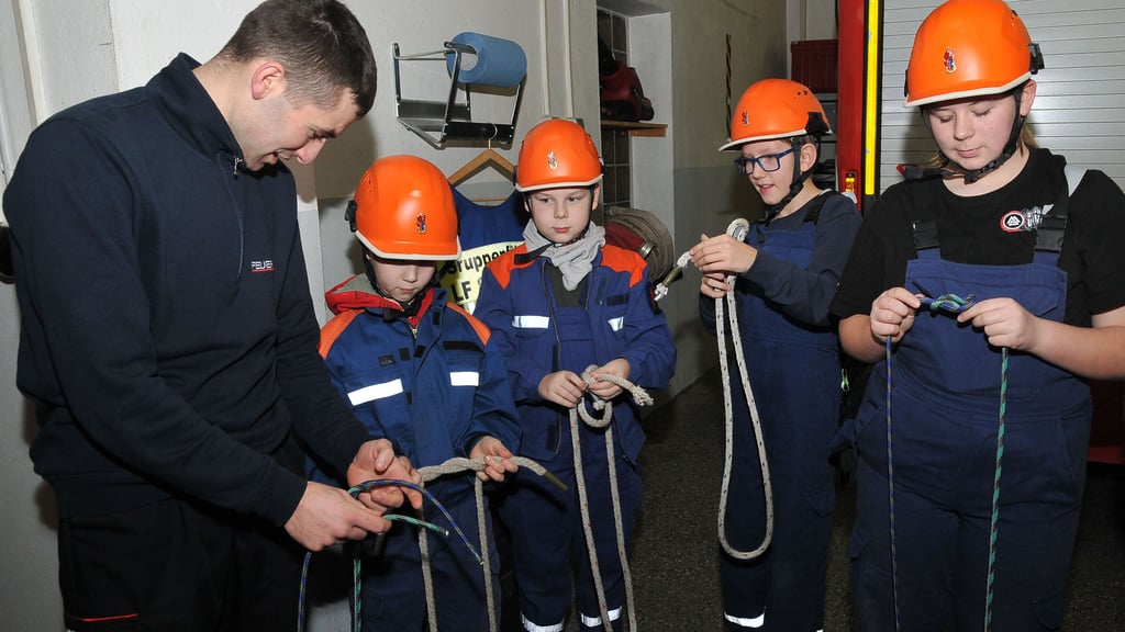 Knotenkunde steht bei der Kinder-und Jugendfeuerwehr Kelbra regelmäßig auf dem Plan. Jugendwart Clemens Heise (li.) gibt dem  Feuerwehrnachwuchs Hinweise, wie die Knoten gelingen. 
