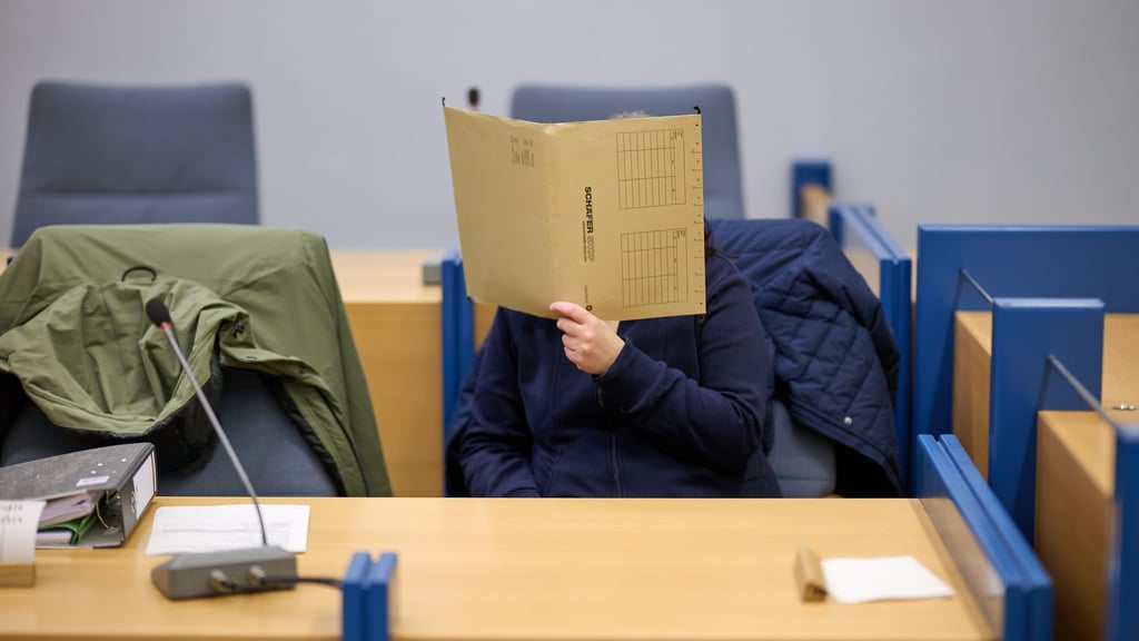 Der Prozess begann ohne den angeklagten Großvater