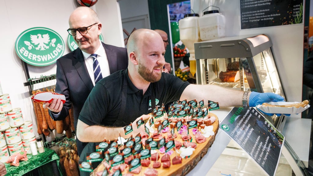 Auch Brandenburgs Ministerpräsident Dietmar Woidke (l., SPD) – hier bei einem Besuch der grünen Woche in Berlin – ist Fan der Eberswalder Wurst.