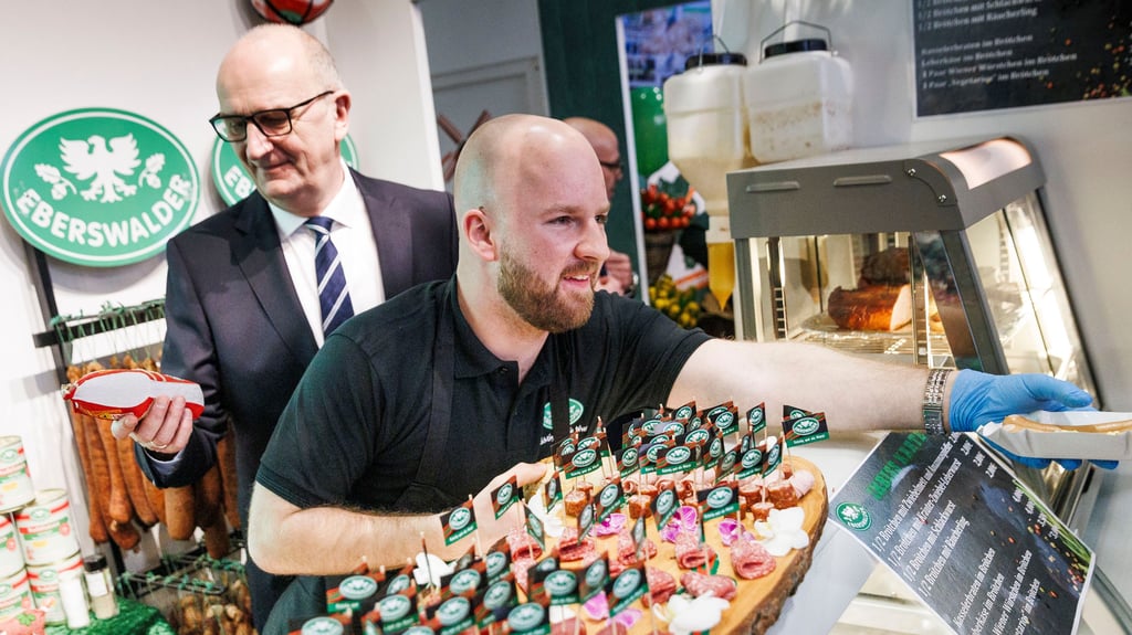 Auch Brandenburgs Ministerpräsident Dietmar Woidke (l., SPD) – hier bei einem Besuch der grünen Woche in Berlin – ist Fan der Eberswalder Wurst.