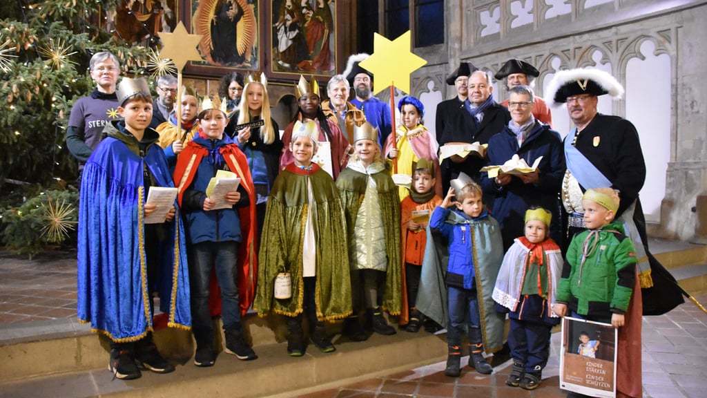 Auch in diesem Jahr laden die Sternsinger gemeinsam mit den Halloren alle Bürger und die Stadtverwaltung in die Moritzkirche ein. 