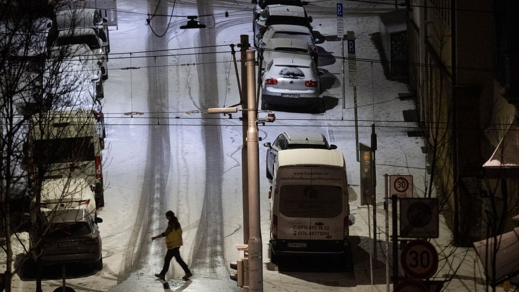Auf vielen Straßen in Deutschland ist es weiterhin rutschig.