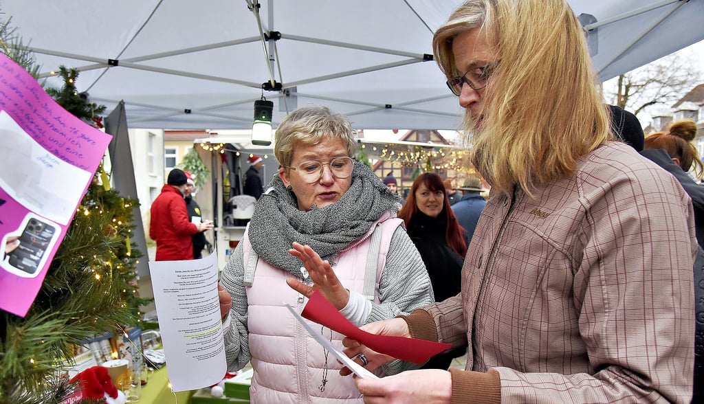 Heike Krieg (links) konnte Susanne Mecuß als Patenwichtel für einen Kinderwunsch zum Weihnachtsfest gewinnen. 