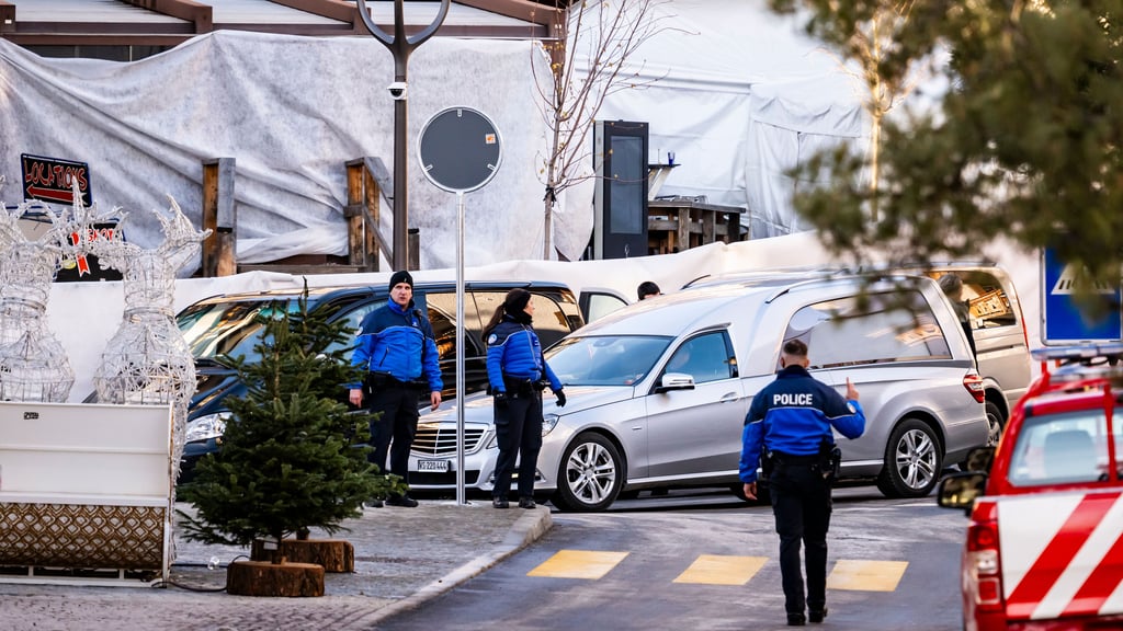 Der Ort der Brandkatastrophe in Crans-Montana in der Schweiz: In der silvesternacht waren bei einem Brand mehrere Menschen getötet und noch mehr schwer verletzt worden. Einer der Schwerverletzten wird in Halle behandelt.