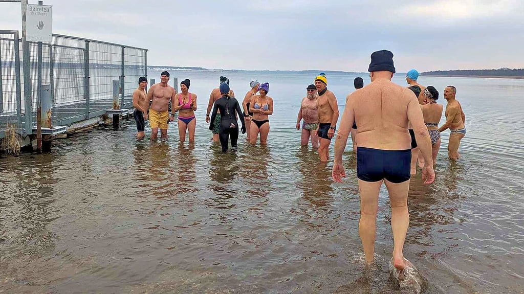 Die tapferen Eisbader betreten die Goitzsche bei Minusgraden, um dort bis zu zehn Minuten einzutauchen.